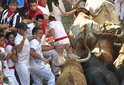 Los toros de la ganadería de Fuente Ymbro son los protagonistas del cuarto encierro de San Fermín por las calles de Pamplona.