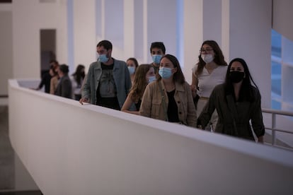 Visitantes con mascarilla en el interior del Macba el sábado durante la Nit dels Museus.