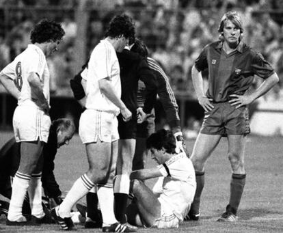 El jugador del Madrid Juanito, en el suelo, y Schuster con la camiseta del Barcelona, entre otros, en una de las muchas interrupciones de la final de 1983 en la Romareda de Zaragoza.