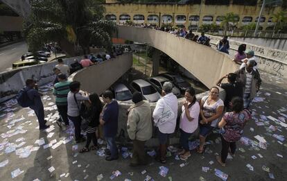 Eleitores aguardam em fila a votação na favela da Rocinha, no Rio de Janeiro.