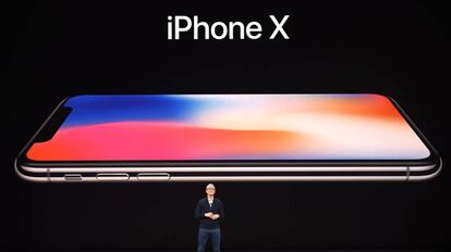 Apple presenta este dispositivo el 12 de septiembre de 2018 como “el iPhone de la próxima década”. Su pantalla OLED tiene una resolución de 458 puntos por pulgadas y elimina por completo el botón de inicio. Para desbloquear el móvil, basta con mirarlo: el iPhone X identifica a su dueño a través de reconocimiento facial. Además, cuenta con dos cámaras frontales, carga inalámbrica y mejor procesador con respecto a los modelos anteriores. 