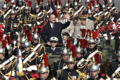 El presidente francés recorre los Campos Elíseos en coche descubierto rodeado por un regimiento de la Guardia Republicana montada.