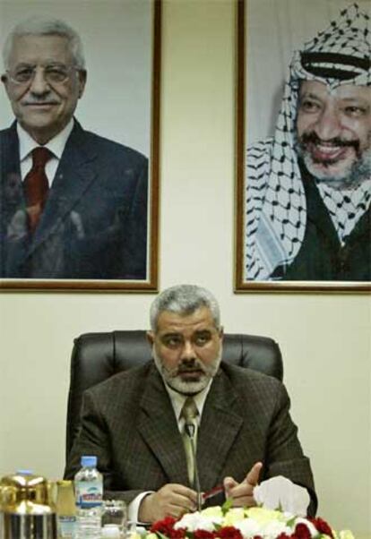 Ismail Haniya, durante la reunión del Gobierno palestino en Gaza ayer.