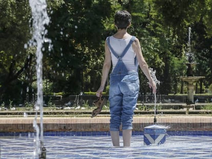 Una noia es refresca a Sevilla.