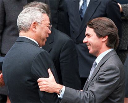 Colin  Powell (izquierda), conversa con el presidente José María Aznar, el pasado abril en Madrid.