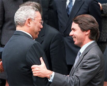 Colin Powell (izquierda), conversa con el presidente José María Aznar, el pasado abril en Madrid.