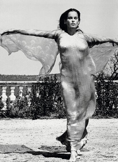 Geraldine Chaplin en 1979, con vestido y sobrevesta de gasa ligera que pertenecieron a su madre, Oona Chaplin.