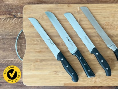 Cuchillos para cortar pan encima de una tabla de madera.