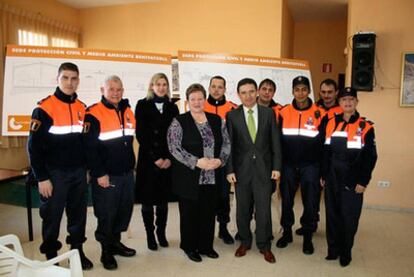 Faical Errai, tercero por la derecha, vestido con el uniformde de Protección Civil junto al consejero de Gobernación de la Generalitat Valenciana, Serafín Castellano (en el centro).