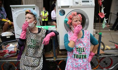 Activistas climáticos de Extinction Rebellion participan en una protesta frente al parlamento británico en Londres.