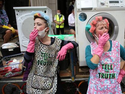 Activistas climáticos de Extinction Rebellion participan en una protesta frente al parlamento británico en Londres.