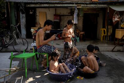 Varios niños se refrescaban el lunes en una calle en Manila. 