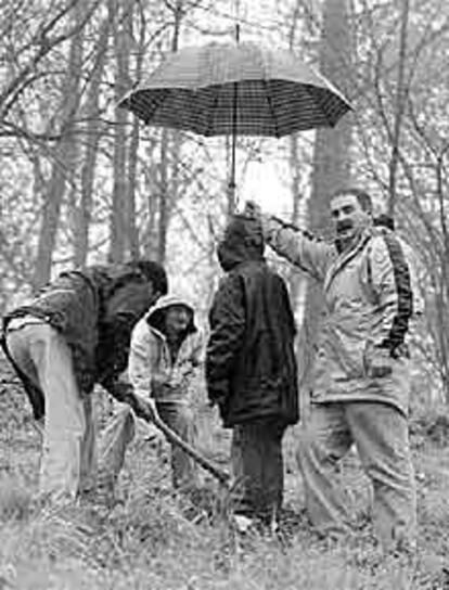 Varias personas plantan un árbol en el parque de la Dinamita de Arrigorriaga, durante la celebración del Día del Árbol.