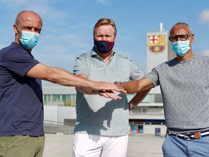 Ronald Koeman posa junto a sus ayudantes Alfred Schreuder y Henrik Larsson en la Ciudad Deportiva del Barcelona.