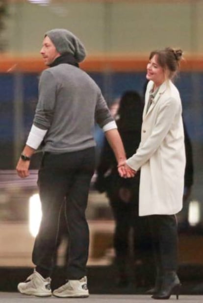 Chris Martin y Dakota Johnson, de la mano, el pasado febrero.