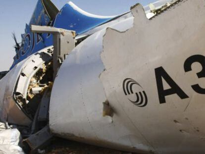 Pieza del fuselaje del avi&oacute;n siniestrado en el Sina&iacute; (Egipto) el s&aacute;bado. 