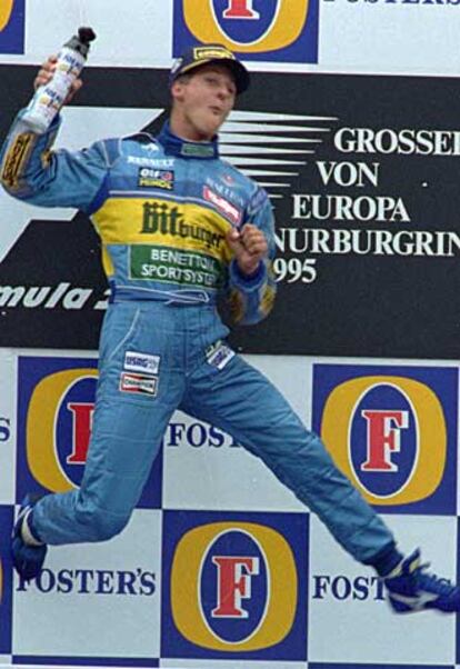 Michael Schumacher celebra una victoria cuando corría en el equipo Benetton en 1995.