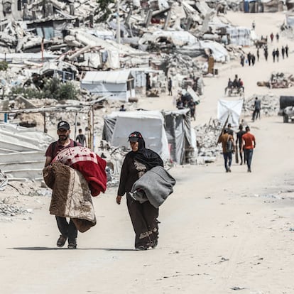 22 May 2025, Palestinian Territories, Gaza City: Palestinian residents flee toward areas they believe to be safer, carrying their belongings, following heavy Israeli attacks on Jabalia. Photo: Omar Ashtawy/APA Images via ZUMA Press Wire/dpa
Omar Ashtawy/APA Images via ZUMA / DPA
22/05/2025 ONLY FOR USE IN SPAIN
