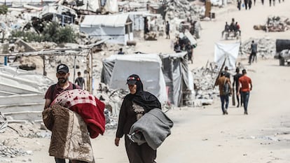 22 May 2025, Palestinian Territories, Gaza City: Palestinian residents flee toward areas they believe to be safer, carrying their belongings, following heavy Israeli attacks on Jabalia. Photo: Omar Ashtawy/APA Images via ZUMA Press Wire/dpa
Omar Ashtawy/APA Images via ZUMA / DPA
22/05/2025 ONLY FOR USE IN SPAIN