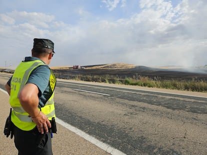 Un guardia civil frente a un incendio.