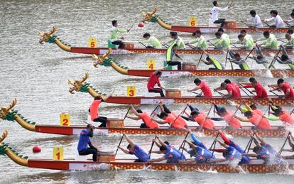 Participantes en la competición del 'Barco del Dragón' en Changshá, provincia de Hunán, en China.