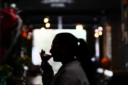 En Demente Aguardientería, los visitantes disfrutan de una experiencia que combina coctelería de autor, la tradición del aguardiente y una propuesta gastronómica con identidad. 22 de octubre de 2025., Bogotá, Colombia.