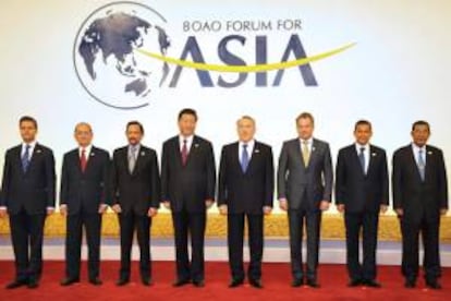 Fotografía cedida que muestra a los presidentes: de Perú, Ollanta Humala (2d); de México, Enrique Peña Nieto (i) y China, Xi Jinping (4i), quienes posan para la foto oficial del Foro de Boao junto a otros líderes hoy, domingo 7 de abril de 2013, en Sanya (China). Los mandatarios de México y Perú intervienen hoy en el Foro de Boao, una de las principales conferencias económicas mundiales, donde describirán el actual desarrollo de Latinoamérica y las oportunidades que presenta para Asia y otras regiones.