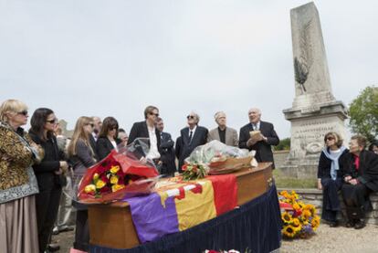 De derecha a izquierda, Edmonde Charles-Roux (presidenta de la Academia Goncourt), Florence Malraux, Michel Piccoli, Claude Landman (marido de Dominique Semprún), Javier Pradera, Claudio Aranzadi, Thomas Landman (nieto de Semprún) con su esposa e hija, Ángeles González-Sinde y Dominique Semprún.