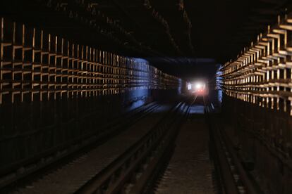 Calderón ha asegurado que las obras en el segundo tramo se darán en menos tiempo que las del primero, esto gracias a la "curva de aprendizaje". En la imagen, uno de los túneles de la Línea 1 del Metro, durante los trabajos de rehabilitación.