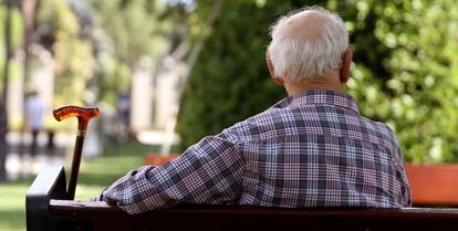 Un anciano descansa en el Retiro madrile&ntilde;o