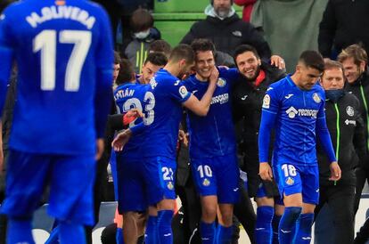 Enes Ünal celebra con sus compañeros del Getafe su gol ante el Alavés.