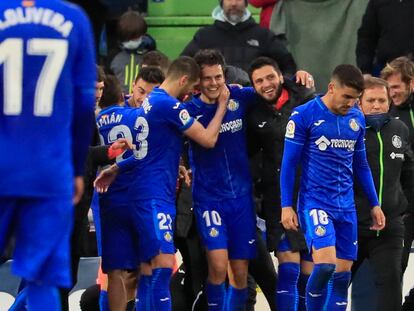 Enes Ünal celebra con sus compañeros del Getafe su gol ante el Alavés.