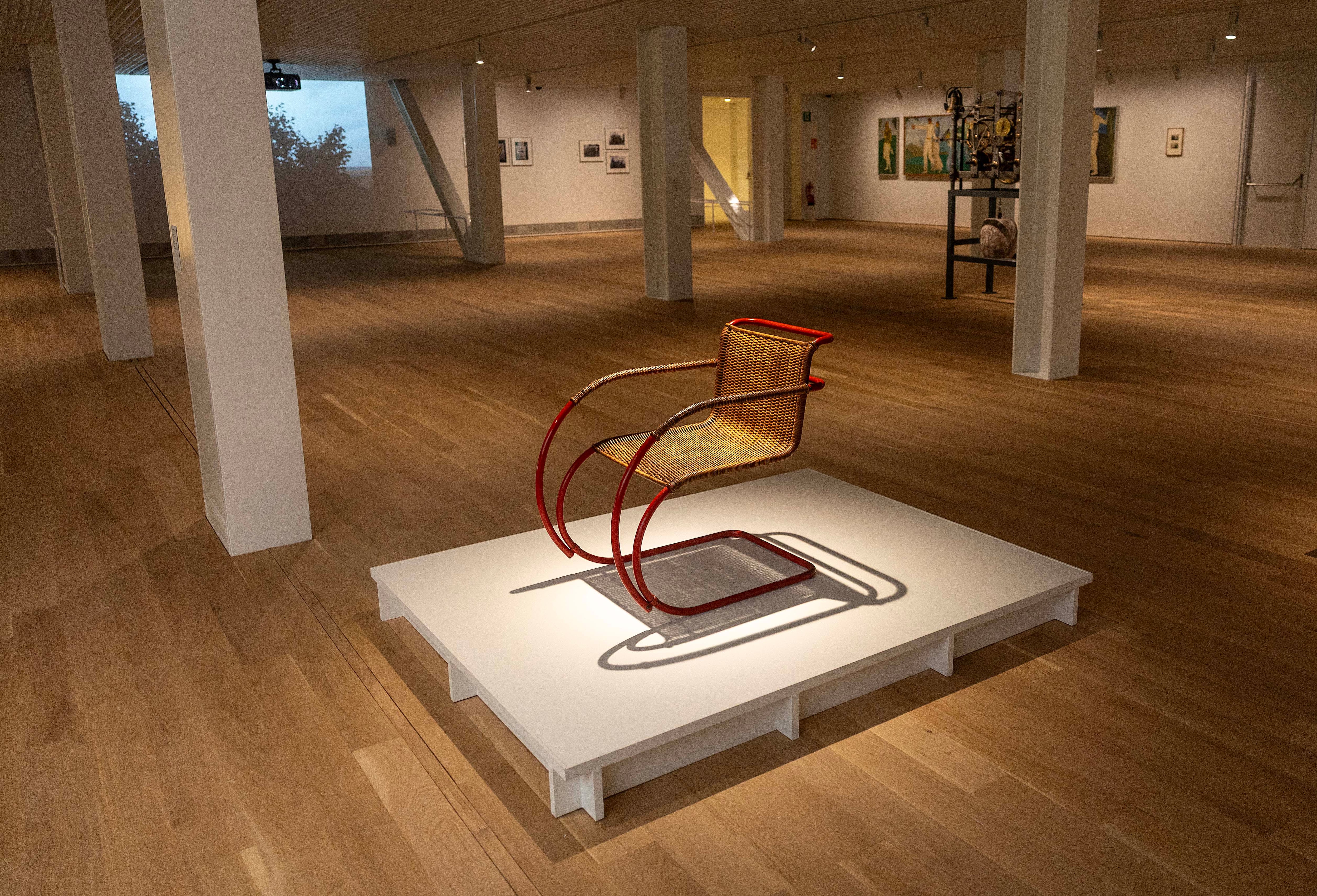 Silla MR20 de Mies Van der Rohe en una de las nuevas salas del museo.