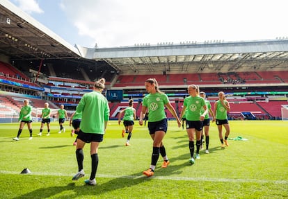 Las jugadoras del Wolfsburgo en un entrenamiento previo a la final de la Champions League femenina, en Eindhoven este viernes.