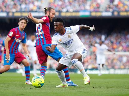 Vinicius regatea a Óscar Mingueza, en un partido entre el Real Madrid y el Barcelona.