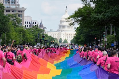 Participantes del World Pride en Washington llevan una larga bandera con el Capitolio de fondo, el 7 de junio de 2025.