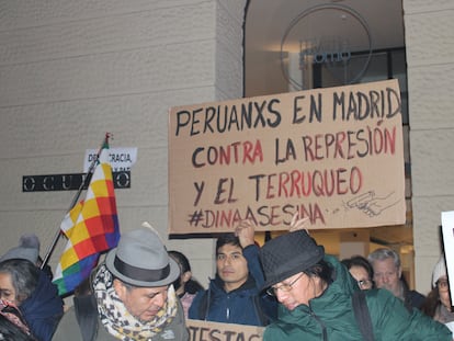 Decenas de peruanos se manifiestan en frente de la Embajada de Perú el pasado jueves.