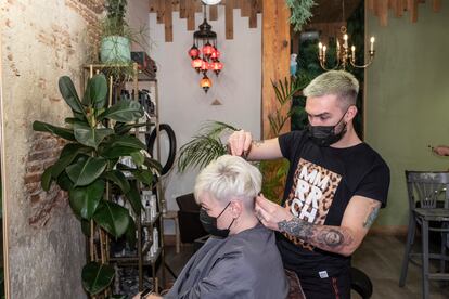 Una mujer se corta el pelo en la peluquería orgánica Zhervo de Lavapiés.