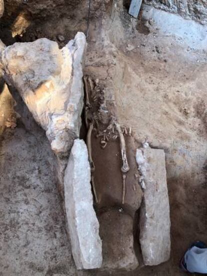 Una de les tombes trobade al començament dels treballs, una vegada retirades les lloses de pedra.