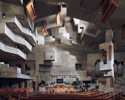 En 2018, el fotógrafo Jamie McGregor Smith se mudó de Londres a Viena y decidió descubrir la ciudad a través de su arquitectura. Al entrar en la iglesia católica de Wotruba, se desconcertó, pues no entendía cómo una obra de arte de corte tan progresista hubiera sido encargada por una institución tan conservadora. Su mentalidad cambió: los espacios para el culto religioso eran sagrados y brutales al mismo tiempo. Tres años después, y muchas iglesias más tarde, McGregor ha publicado el libro 'Sacred Modernity', una monografía en homenaje a la arquitectura religiosa modernista, que incluye ensayos del crítico de arquitectura Jonathan Meades y del profesor Ivica Brnic. Y también una publicación en la que encontrar imágenes que inevitablemente llevan a querer visitar ese lugar. En la imagen, la iglesia de San Nicolás en Hérémence, captada por McGregor.