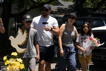 Estudiantes asisten a dejar ramos de flores en la escuela primaria Robb, después del tiroteo en Uvalde, Texas.