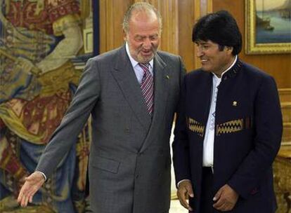 El Rey Don Juan Carlos charla con Evo Morales durante el encuentro.