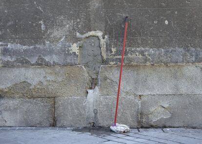 Lorena Ruiz Pellicero dice que mientras recorre las calles imagina que las personas se han quedado tan quietas que han terminado por convertirse en objetos, unos objetos que pueden pensar y decidir qué ser.