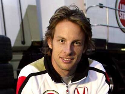 Jenson Button, junto a uno de los camiones de su equipo, BAR-Honda.