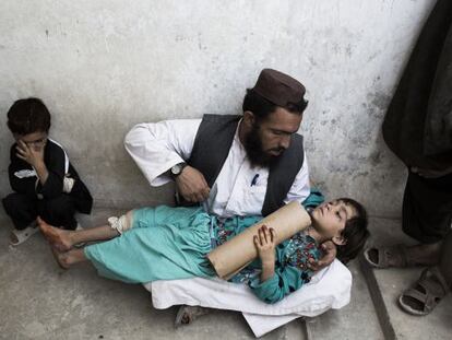 Un hombre sujeta a su hija de 8 a&ntilde;os mientras espera en el hospital Boost de Lashkar Gah, en la provincia de Helmand.
 