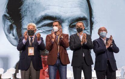 Felipe González, Pedro Sánchez, José Luis Rodríguez Zapatero y Joaquín Almunia, delante de una imagen de Alfredo Pérez Rubalcaba en el 40º Congreso Federal del PSOE en octubre de 2021 en Valencia.