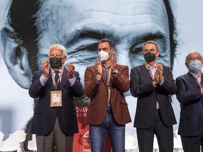 Felipe González, Pedro Sánchez, José Luis Rodríguez Zapatero y Joaquín Almunia, delante de una imagen de Alfredo Pérez Rubalcaba en el 40º Congreso Federal del PSOE en octubre de 2021 en Valencia.