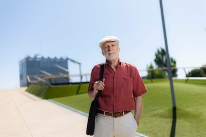 José María Ruiz Vargas, catedrático de Psicología experto en memoria, retratado en el campus de la Universidad Autónoma de Madrid, el 26 de junio de 2025. 