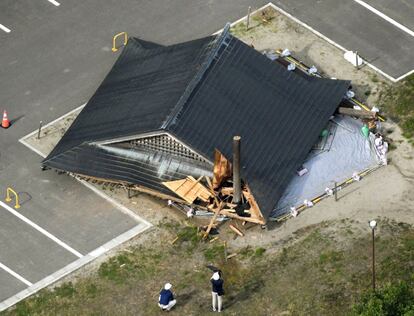 El techo de un edificio de madera cae en el la Escuela Primaria Oizumi en Tsuruoka, prefectura de Yamagata, Japón, el 19 de junio de 2019. Un terremoto de magnitud 6,7 en la escala de Richter sacudió el noroeste de Japón el martes por la noche, lo que llevó a los funcionarios a emitir una alerta de tsunami a lo largo de la costa, que fue levantada aproximadamente 2 horas y media después.