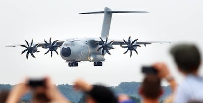 Espectadores observan un aterrizaje de un Airbus A400M de la Fuerza Aérea Alemana. 